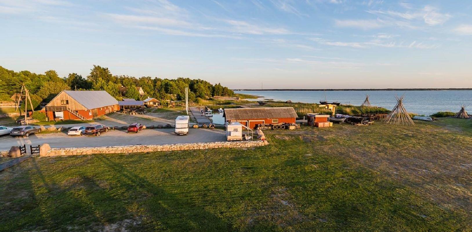 Bottengarn is a boutique hotel in Koguva Harbour, in the historical fishing village of Koguva. We have only four guest rooms and two exclusive floatin