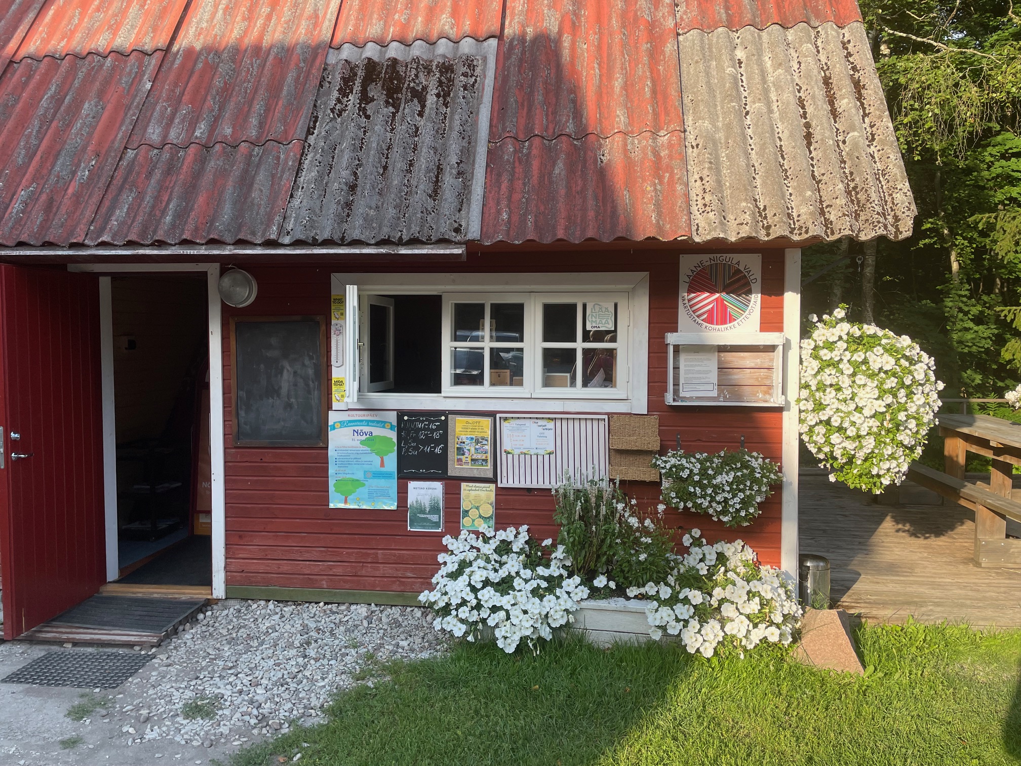 When you are driving to Nõva from Tallinn, you will see three red buildings on your right. The smallest one in the middle is home to a tourist informa